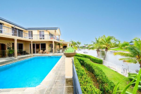 Benowa Bliss Retreat - Waterfront with Skyline Views
